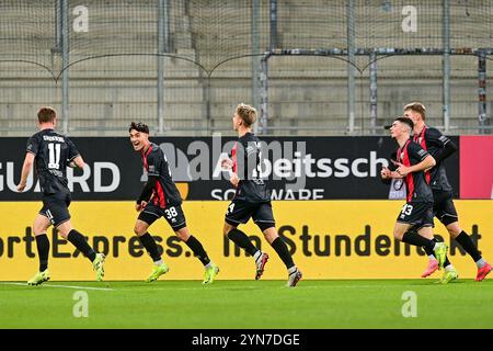 Ingolstadt, Deutschland. November 2024. Spieler des FC Ingolstadt mit Torjubel, Jubel, Torjubel, Torerfolg, feiern das Tor, Tor, Feier, Jubel ueber das Tor zum 1:0 durch Sebastian Groenning Andersen (FC Ingolstadt, 11), optimistisch, Action, Aktion, 24.11.2024, Ingolstadt (Deutschland), Fussball, 3. LIGA, FC INGOLSTADT 04 - VFL OSNABRÜCK, DFB/DFL-VORSCHRIFTEN VERBIETEN DIE VERWENDUNG VON FOTOGRAFIEN ALS BILDSEQUENZEN UND/ODER QUASI-VIDEO. Quelle: dpa/Alamy Live News Stockfoto