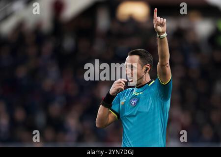 Turin, Italien. 24. November 2024. Der Schiedsrichter Rosario Abisso gibt während des Fußballspiels der Serie A zwischen Torino FC und AC Monza Gesten. Quelle: Nicolò Campo/Alamy Live News Stockfoto