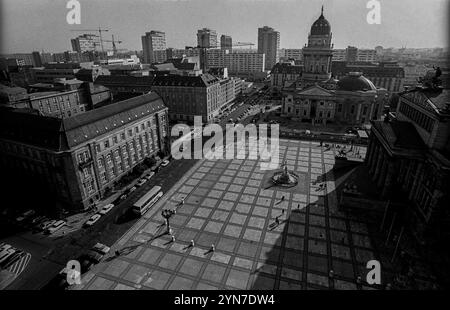 Gendarmenmarkt Deutschland, Berlin, 10.11.1991, Gendarmenmarkt, ehem. Platz der Akademie, Blick vom Französischen Dom über das Schillerdenkmal zum Deutschen Dom, Â *** Gendarmenmarkt Germany, Berlin, 10 11 1991, Gendarmenmarkt, ehemals Platz der Akademie , Blick vom Französischen Dom über das Schiller-Denkmal zum Deutschen Dom, Â Stockfoto