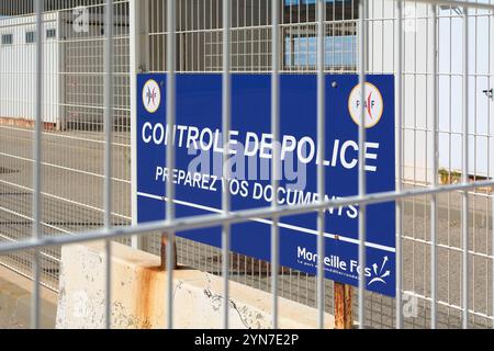 Marseille, Frankreich - 24. November 2024: Polizeikontrollschild im Hafen von Marseille, mit Rat zur Erstellung von Unterlagen. Das Schild ist hinter einem Zaun. Stockfoto