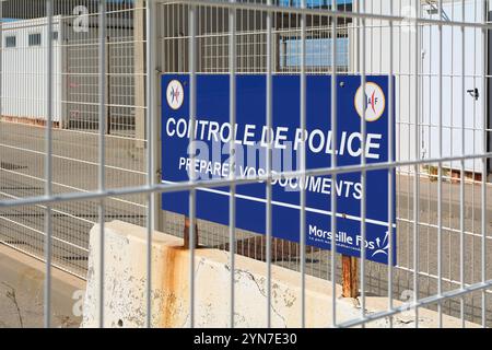 Marseille, Frankreich - 24. November 2024: Blaues Schild an der Polizeikontrolle im Hafen von Marseille, das die Bürger auffordert, ihre Dokumente vorzubereiten. Diese hohe Stockfoto