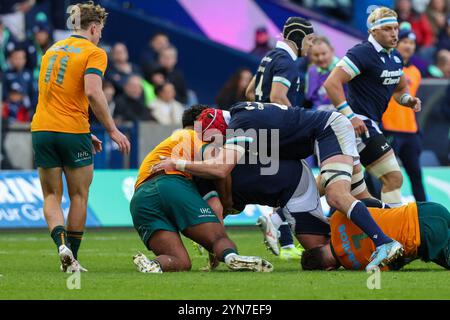 Edinburgh, Schottland. November 2024. Beide Seiten treten um den Ball beim berühmten Grouse Nations Series-Spiel zwischen Schottland und Australien im Scottish Gas Murrayfield Stadium in Edinburgh an. Quelle: Connor Douglas/Alamy Live News Stockfoto