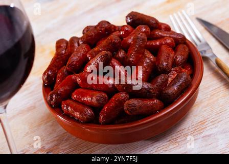 Traditionelle spanische heiße Wurst Chistorritas auf Spieße in der Nähe Stockfoto