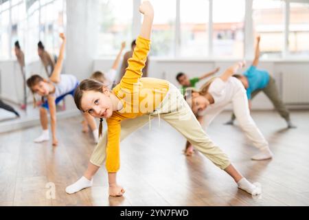 Gruppe von Kindern, die sich vor dem Tanzkurs aufwärmen Stockfoto