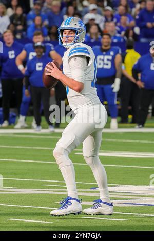 Indianapolis, Indiana, USA. November 2024. Detroit Lions Quarterback Jared Goff (16) sucht während des Spiels zwischen den Detroit Lions und den Indianapolis Colts im Lucas Oil Stadium in Indianapolis, Indiana, nach einem Empfänger. (Kreditbild: © Scott Stuart/ZUMA Press Wire) NUR REDAKTIONELLE VERWENDUNG! Nicht für kommerzielle ZWECKE! Quelle: ZUMA Press, Inc./Alamy Live News Stockfoto