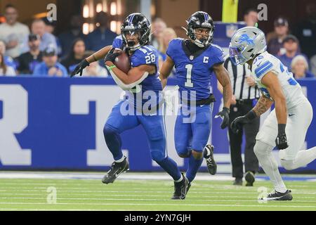 Indianapolis, Indiana, USA. November 2024. Jonathan Taylor (28) trägt den Ball während des Spiels zwischen den Detroit Lions und den Indianapolis Colts im Lucas Oil Stadium in Indianapolis, Indiana. (Kreditbild: © Scott Stuart/ZUMA Press Wire) NUR REDAKTIONELLE VERWENDUNG! Nicht für kommerzielle ZWECKE! Quelle: ZUMA Press, Inc./Alamy Live News Stockfoto