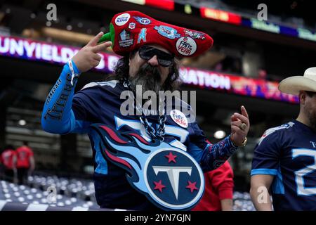 Houston, Texas am Sonntag, den 24. November 2024. Ein Tennessee Titans Fan jubelt am Sonntag, den 24. November 2024, gegen die Houston Texans im NRG Stadium in Houston, Texas. Foto: Kevin M. Cox/UPI Credit: UPI/Alamy Live News Stockfoto