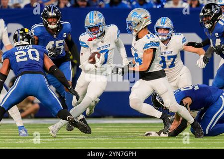 Indianapolis, Indiana, USA. November 2024. Jameson Williams (9) spielt mit dem Ball während des Spiels zwischen den Detroit Lions und den Indianapolis Colts im Lucas Oil Stadium in Indianapolis, Indiana. (Kreditbild: © Scott Stuart/ZUMA Press Wire) NUR REDAKTIONELLE VERWENDUNG! Nicht für kommerzielle ZWECKE! Quelle: ZUMA Press, Inc./Alamy Live News Stockfoto