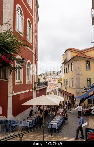 Café im Freien in den alten Straßen von Alfama, Lissabon mit Blick auf Castelo Sao Jorge und Baixa. Portugal Stockfoto