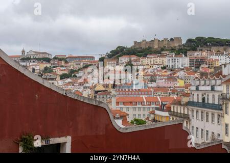 Blick auf die alten Straßen von Alfama, Lissabon mit Blick auf Castelo Sao Jorge und Baixa. Portugal Stockfoto
