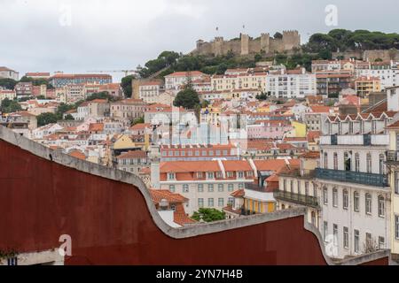 Blick auf die alten Straßen von Alfama, Lissabon mit Blick auf Castelo Sao Jorge und Baixa. Portugal Stockfoto