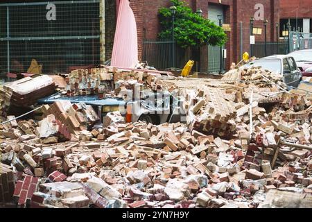 New Orleans, LA, USA - 29. August 2005: Auto mit Ziegeln von einer eingestürzten Mauer bedeckt, nachdem Hurrikan Katrina einige Stunden zuvor vorbeigezogen hatte. Dies geschah einen Block vom Superdome entfernt in der Innenstadt. Das Foto wurde mit einer 35-mm-Filmkamera am Morgen nach dem Überschreiten des Hurrikans aufgenommen. Die Straße war noch nicht von den durchbrochenen Deichen überflutet worden, aber es wurde einige Stunden später geschehen. Stockfoto