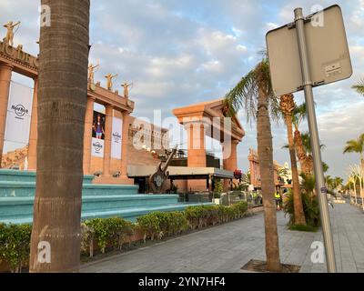 Hard Rock Cafe Teneriffa und Pirámide de Arona an der Goldenen Meile in Playa de las Américas. Arona, Teneriffa, Kanarische Inseln, Spanien. Februar 2023. Stockfoto