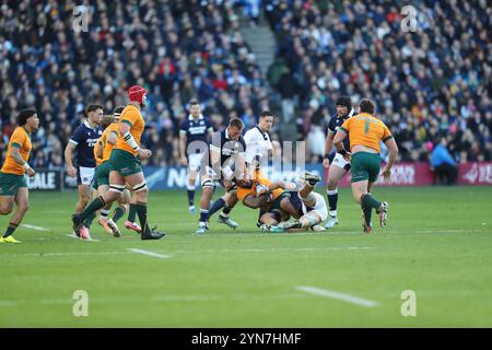 Edinburgh, Schottland, Großbritannien, 24. November 2024 - Tackles flogen während des gesamten Spiels. Schottland gegen Australien in Murrayfield, Edinburgh.- Credit: Thomas Gorman/Alamy Live News Stockfoto