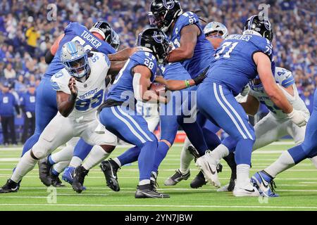 Indianapolis, Indiana, USA. November 2024. Josh Paschal (93), der die Detroit Lions im Lucas Oil Stadium in Indianapolis, Indiana, gegen die Indianapolis Colts, die Jonathan Taylor (28) zurücklaufen, kämpft gegen die Detroit Lions und die Indianapolis Colts, die im Spiel zwischen den Detroit Lions und den Indianapolis Colts stehen. (Kreditbild: © Scott Stuart/ZUMA Press Wire) NUR REDAKTIONELLE VERWENDUNG! Nicht für kommerzielle ZWECKE! Quelle: ZUMA Press, Inc./Alamy Live News Stockfoto