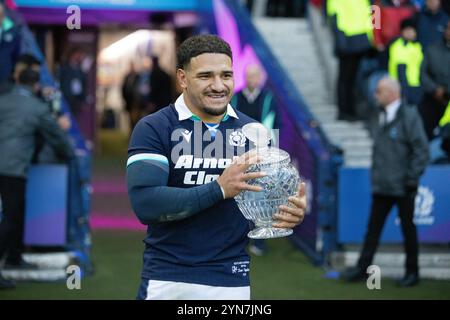 Edinburgh, Schottland, Großbritannien, 24. November 2024 – Sione Tuipulotu, schottischer Kapitän, lächelt, als er den Hopetoun Cup hält, nachdem Schottland Australien mit 27:13-Sieg in Murrayfield besiegt hatte. Schottland gegen Australien in Murrayfield, Edinburgh.- Credit: Thomas Gorman/Alamy News Live Stockfoto