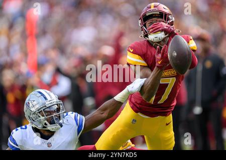 Landover, MD, USA. November 2024. Terry McLaurin (17) holt sich einen Fang gegen den Dallas Cowboys Cornerback Jourdan Lewis (2) während des NFL-Spiels zwischen den Dallas Cowboys und den Washington Commanders in Landover, MD Reggie Hildred/CSM/Alamy Live News Stockfoto