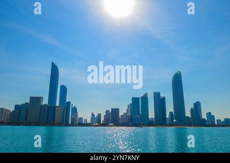 Abu Dhabi Hauptstadt der vereinigten arabischen emirate Skyline am Strand von Corniche von einem Boot Stockfoto