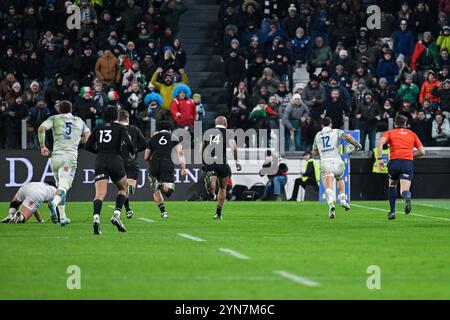 Turin, Italien. November 2024. Turin, Italien - 23. November: Rugby - Herbstnationenserie 2024 Spiel zwischen Italien und Neuseeland im Allianz Stadium am 23. November 2024 in Turin, Italien.12 Tommaso Menoncello aus Italien Partitur (Foto: Tonello Abozzi/Pacific Press) Credit: Pacific Press Media Production Corp./Alamy Live News Stockfoto