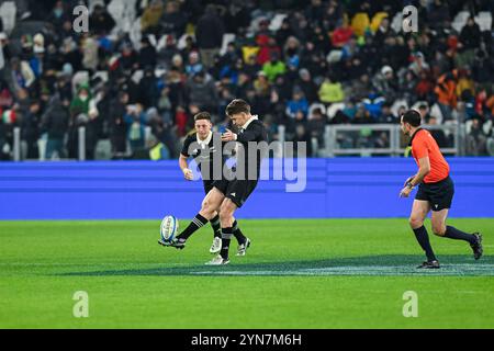 Turin, Italien. November 2024. Turin, Italien - 23. November: Rugby - Autumn Nations Series 2024 Spiel zwischen Italien und Neuseeland im Allianz Stadium am 23. November 2024 in Turin, Italien. Beauden Barrett aus Neuseeland (Foto: Tonello Abozzi/Pacific Press) Credit: Pacific Press Media Production Corp./Alamy Live News Stockfoto