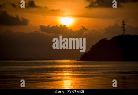 Fantastischer Sonnenuntergang in Sablayan, Occidental Mindoro. Stockfoto