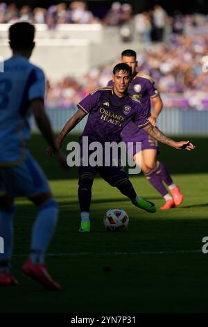 Orlando, Florida, USA. November 2024. 10 FACUNDO TORRES, Stürmer für den Orlando City SC, übergibt den Ball während des Halbfinales der MLS-Konferenz. Orlando City SC war Gastgeber von Atlanta United im Inter & Co Stadium in Orlando, Florida. Orlando City SC besiegte Atlanta United mit 1:0. (Kreditbild: © Richard Dole/ZUMA Press Wire) NUR REDAKTIONELLE VERWENDUNG! Nicht für kommerzielle ZWECKE! Quelle: ZUMA Press, Inc./Alamy Live News Stockfoto