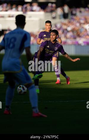 Orlando, Florida, USA. November 2024. 10 FACUNDO TORRES, Stürmer für den Orlando City SC, übergibt den Ball während des Halbfinales der MLS-Konferenz. Orlando City SC war Gastgeber von Atlanta United im Inter & Co Stadium in Orlando, Florida. Orlando City SC besiegte Atlanta United mit 1:0. (Kreditbild: © Richard Dole/ZUMA Press Wire) NUR REDAKTIONELLE VERWENDUNG! Nicht für kommerzielle ZWECKE! Quelle: ZUMA Press, Inc./Alamy Live News Stockfoto