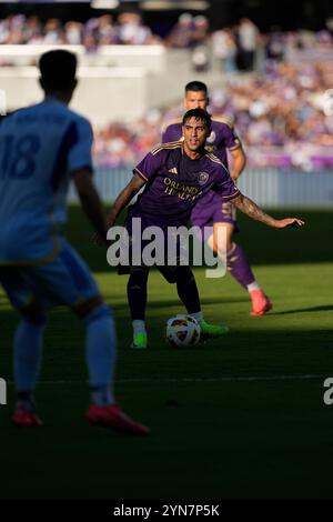 Orlando, Florida, USA. November 2024. 10 FACUNDO TORRES, Stürmer für den Orlando City SC, übergibt den Ball während des Halbfinales der MLS-Konferenz. Orlando City SC war Gastgeber von Atlanta United im Inter & Co Stadium in Orlando, Florida. Orlando City SC besiegte Atlanta United mit 1:0. (Kreditbild: © Richard Dole/ZUMA Press Wire) NUR REDAKTIONELLE VERWENDUNG! Nicht für kommerzielle ZWECKE! Quelle: ZUMA Press, Inc./Alamy Live News Stockfoto