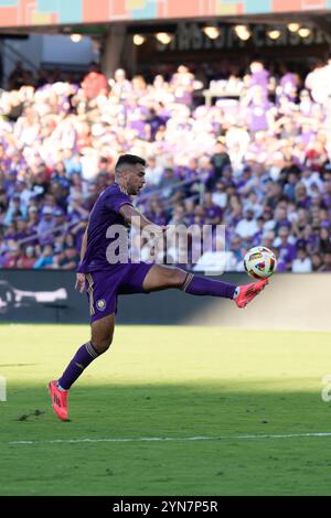 Orlando, Florida, USA. November 2024. Orlando City SC Stürmer #11 MARTIN OJEDA erhält einen Ball im Halbfinale der MLS-Konferenz gegen Atlanta United. Orlando City SC war Gastgeber von Atlanta United im Inter & Co Stadium in Orlando, Florida. Orlando City SC besiegte Atlanta United mit 1:0. (Kreditbild: © Richard Dole/ZUMA Press Wire) NUR REDAKTIONELLE VERWENDUNG! Nicht für kommerzielle ZWECKE! Quelle: ZUMA Press, Inc./Alamy Live News Stockfoto