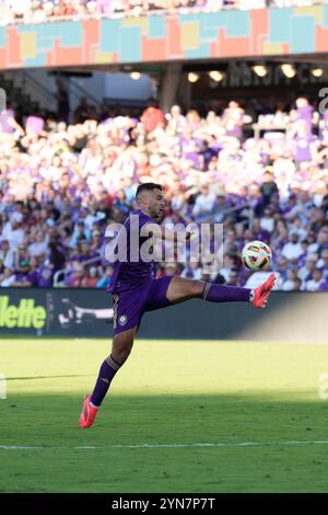 Orlando, Florida, USA. November 2024. Orlando City SC Stürmer #11 MARTIN OJEDA erhält einen Ball im Halbfinale der MLS-Konferenz gegen Atlanta United. Orlando City SC war Gastgeber von Atlanta United im Inter & Co Stadium in Orlando, Florida. Orlando City SC besiegte Atlanta United mit 1:0. (Kreditbild: © Richard Dole/ZUMA Press Wire) NUR REDAKTIONELLE VERWENDUNG! Nicht für kommerzielle ZWECKE! Quelle: ZUMA Press, Inc./Alamy Live News Stockfoto