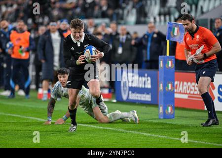 Turin, Italien, Italien. November 2024. Turin, Italien - 23. November: Rugby - Autumn Nations Series 2024 Spiel zwischen Italien und Neuseeland im Allianz Stadium am 23. November 2024 in Turin, Italien. Beauden Barrett aus Neuseeland in Aktion (Credit Image: © Tonello Abozzi/Pacific Press via ZUMA Press Wire) NUR REDAKTIONELLE VERWENDUNG! Nicht für kommerzielle ZWECKE! Stockfoto