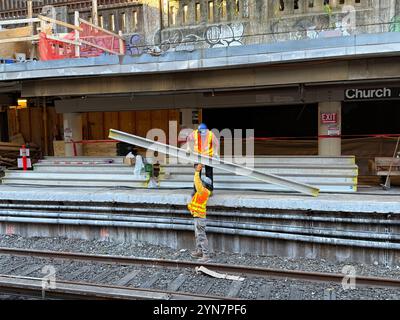 Mitarbeiter der U-Bahn Nerw York City legen neue Gleise an der U-Bahn-Station Church Avenue in Brooklyn ein. Stockfoto