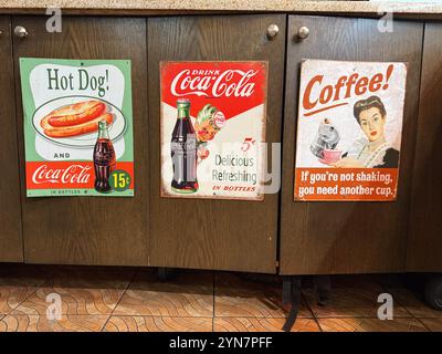 Klassische Coca-Cola-Werbung in einer Pizzeria in Brooklyn, New York. Stockfoto