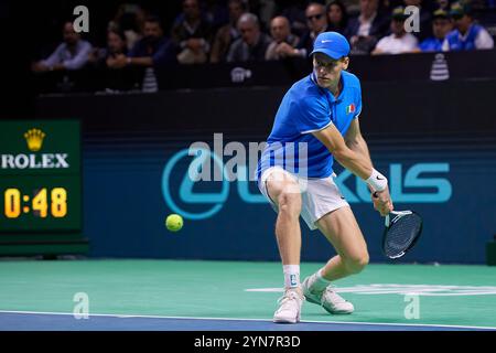 Malaga, Spanien. November 2024. MALAGA, SPANIEN - 24. NOVEMBER: Jannik Sinner von Team Italy kehrt in seinem Einzelspiel gegen Tallon Griekspoor vom Team Niederlande im Finale des Davis Cup im Palacio de Deportes Jose Maria Martin Carpena am 24. November 2024 in Malaga, Spanien, einen Ball zurück. (Foto von Francisco Macia/Photo Players Images/Magara Press) Credit: Magara Press SL/Alamy Live News Stockfoto