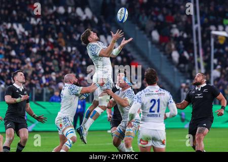 Turin, Italien. November 2024. Dino Lamb von Italien gewinnt ein Lineout während des Spiels der Autumn Nations Series 2025 zwischen Italien und Neuseeland (All Blacks) im Allianz Stadium. Endergebnis Italien 11 | 29 Neuseeland Credit: dpa/Alamy Live News Stockfoto