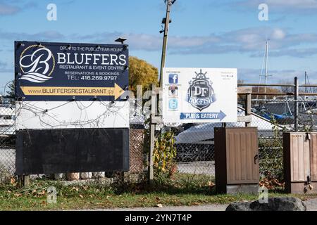 Wegweiser zum Bluffers Restaurant und Dogfish Pub an der Brimley Road South in Scarborough, Toronto, Ontario, Kanada Stockfoto