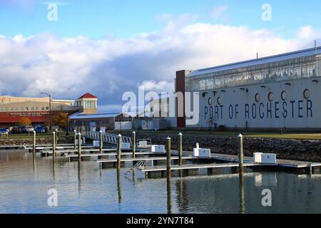 Charlotte, NY, USA - 23. November 2024 - ruhiger Herbsttag entlang der Uferpromenade des Rochester Harbor und des Hafens von Rochester Stockfoto