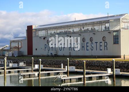 Charlotte, NY, USA - 23. November 2024 - ruhiger Herbsttag entlang der Uferpromenade des Rochester Harbor und des Hafens von Rochester Stockfoto