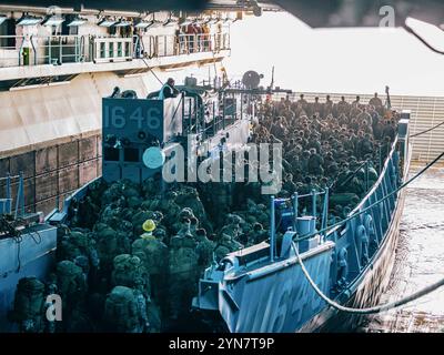 US-Marines und Seeleute, die der Bravo Company, dem Battalion Landing Team 1/5, 15. Marine Expeditionary Unit, zugewiesen sind, besteigen ein Landungsboot, ein Dienstprogramm, das der Angriffsbooteinheit 1 zugeordnet ist, bevor sie das amphibische Angriffsschiff USS Boxer (LHD 4) im Pazifischen Ozean am 23. November 2024 verließen. Teile der 15. MEU sind derzeit an Bord der Boxer angelaufen und führen Routineeinsätze in der 3. US-Flotte durch. (Foto des U.S. Marine Corps von CPL. Joseph Helms) Stockfoto