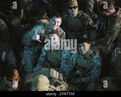 US-Marines und Seeleute, die der Bravo Company, Battalion Landing Team 1/5, 15th Marine Expeditionary Unit, zugewiesen sind, sitzen in einem Landungsboot, einem Versorgungsschiff, das der Angriffseinheit 1 zugeordnet ist, bevor sie das amphibische Angriffsschiff USS Boxer (LHD 4) im Pazifischen Ozean am 23. November 2024 verlassen. Teile der 15. MEU sind derzeit an Bord der Boxer angelaufen und führen Routineeinsätze in der 3. US-Flotte durch. (Foto des U.S. Marine Corps von CPL. Joseph Helms) Stockfoto