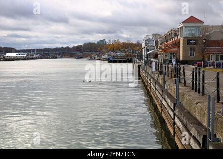 Charlotte, NY, USA - 23. November 2024 - ruhiger Herbsttag entlang der Uferpromenade des Rochester Harbor und des Hafens von Rochester Stockfoto