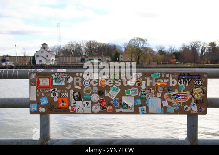 Charlotte, NY, USA - 23. November 2024 - ruhiger Herbsttag entlang der Uferpromenade des Rochester Harbor und des Hafens von Rochester Stockfoto