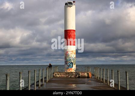 Charlotte, NY, USA - 23. November 2024 - man fährt zum Ende des Piers, um die Aussicht zu genießen Stockfoto