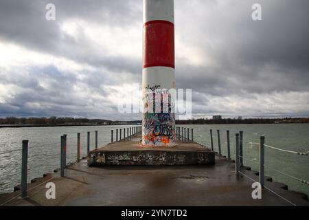 Charlotte, NY, USA - 23. November 2024 - Grafitti bedeckte Leuchtturm am Ende des Charlotte Pier Stockfoto