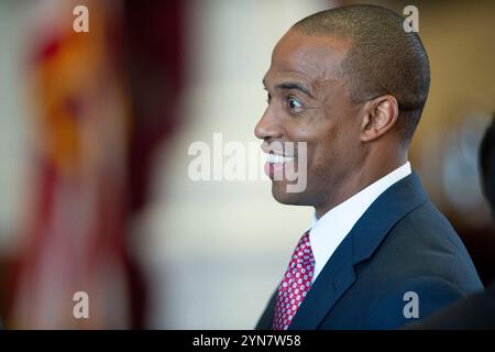 Austin, Tx, USA. April 2015. Der ehemalige texanische Repräsentant SCOTT TURNER, der 2015 bei seinem Rennen um den Sprecher des Texas House gezeigt wurde, wurde vom neuen Präsidenten Donald Trump (nicht gezeigt) zum Leiter des Department of Housing and Urban Development (HUD) ernannt. Turner, ein ehemaliger NFL-Fußballspieler, saß zwei Amtszeiten im Texas House und ist die höchste schwarze Person, die Trump für seine Regierung ausgewählt hat. (Kreditbild: © Bob Daemmrich/ZUMA Press Wire) NUR REDAKTIONELLE VERWENDUNG! Nicht für kommerzielle ZWECKE! Stockfoto