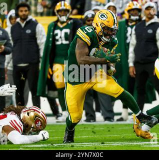 Green Bay, Usa. November 2024. Josh Jacobs (R) läuft vom Linebacker Fred Warner (L) der San Francisco 49ers während des NFL-Spiels zwischen den San Francisco 49ers und den Green Bay Packers im Lambeau Field in Green Bay, Wisconsin am Sonntag, den 24. November 2024. Foto: Tannen Maury/UPI Credit: UPI/Alamy Live News Stockfoto