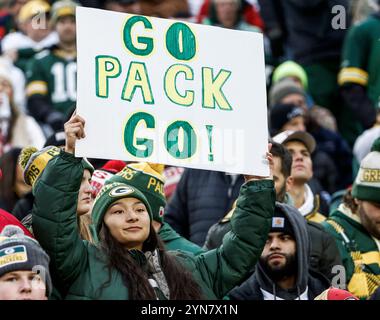 Green Bay, Usa. November 2024. Ein Fan der Green Bay Packers zeigt ihre Unterstützung vor dem Start des Spiels zwischen den San Francisco 49ers und den Green Bay Packers im Lambeau Field in Green Bay, Wisconsin am Sonntag, den 24. November 2024. Foto: Tannen Maury/UPI Credit: UPI/Alamy Live News Stockfoto