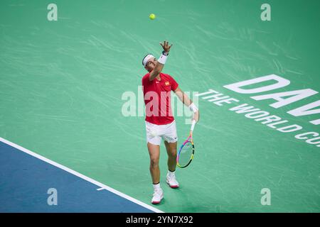 Malaga, Spanien. November 2024. MALAGA, SPANIEN - 19. NOVEMBER: Rafael Nadal von Team Spain absolviert sein Einzelspiel gegen Botic van de Zandschulp vom Team Netherlands im Viertelfinale zwischen den Niederlanden und Spanien während des Davis Cup Finals im Palacio de Deportes Jose Maria Martin Carpena am 19. November 2024 in Malaga, Spanien. (Foto von Francisco Macia/Photo Players Images/Magara Press) Credit: Magara Press SL/Alamy Live News Stockfoto