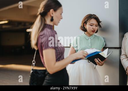 Multikulturelles Geschäftsteam, das mit Notizbüchern im Freien Meeting hält Stockfoto