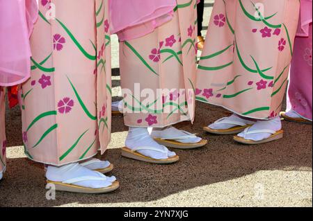 Frauen in historischen Kostümen nehmen am Hikone Shiro Matsuri (Hikone Castle Festival) in der Präfektur Shiga, Japan, Teil. Stockfoto